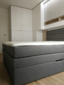 cierna postel v spalni doplnky